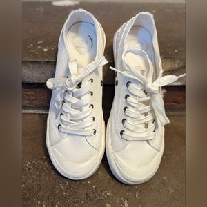 Woman's Size 8 Rocket Dog Sneakers, White